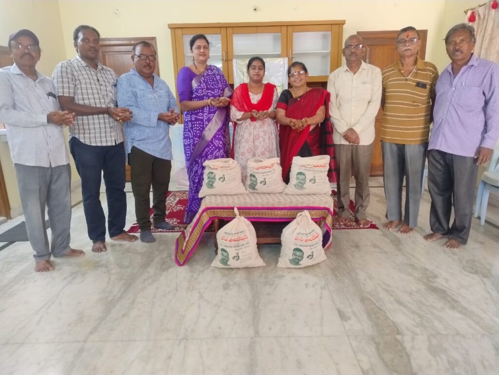 5000 విత్తన బంతులను జీవీఎంసీ హార్టీకల్చర్ సిబ్బందికి అందజేసిన జేడీ ఫౌండేషన్ విశాఖపట్నం