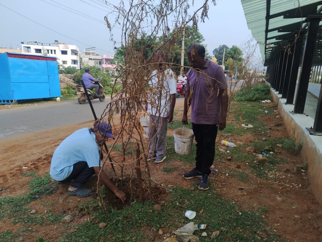 విశాఖపట్నం చంద్రానగర్‌లో నాటిన మొక్కల సంరక్షణ