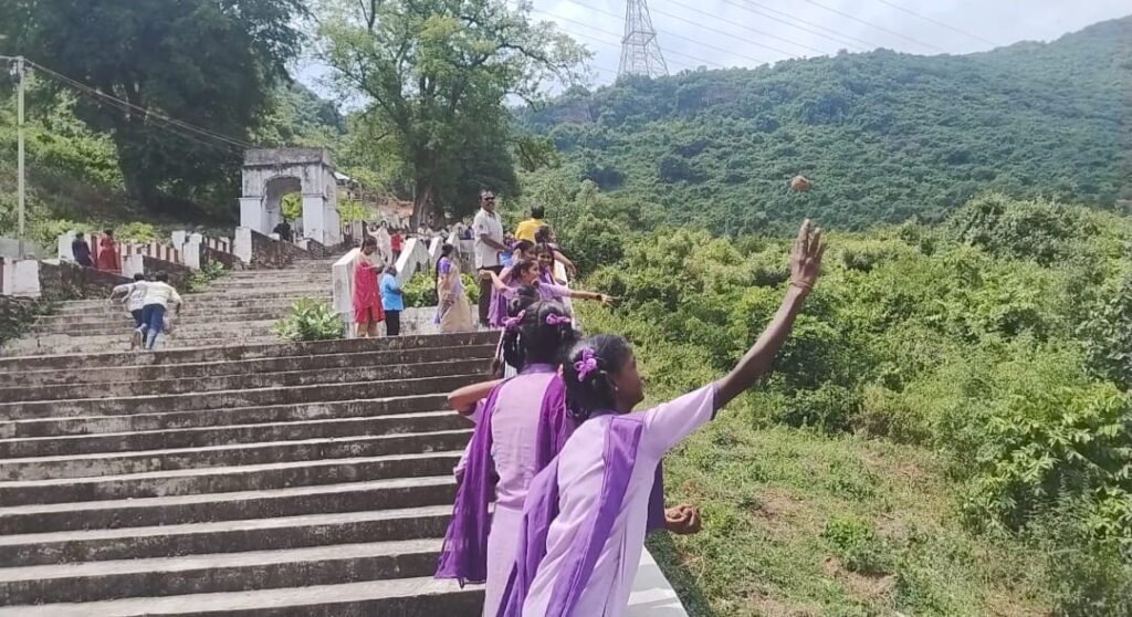 సింహాచలం సంస్కృతోన్నత పాఠశాల విద్యార్థిని, విద్యార్థులతో విత్తన బంతులు విసిరే కార్యక్రమము
