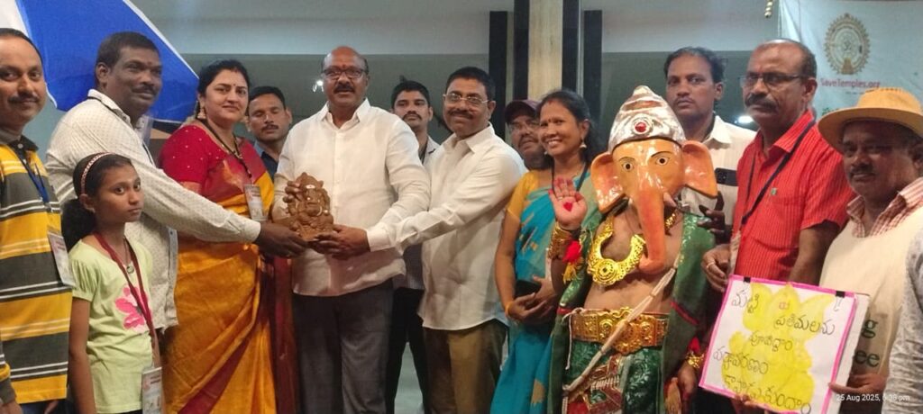 విశాఖపట్నంలో మట్టి గణపతి విగ్రహాల పంపిణీ