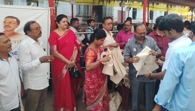 అనకాపల్లి శ్రీశ్రీశ్రీ నూకాంబిక దేవాలయంలో గుడ్డ సంచుల పంపిణీ కార్యక్రమం