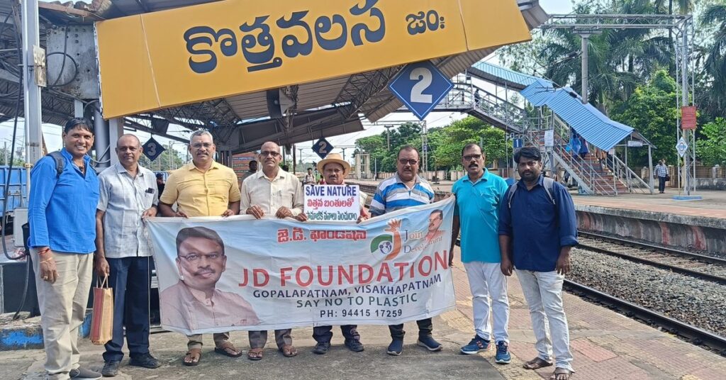 రైలులో నుండి వినూత్నంగా విసిరిన విత్తన బంతులు