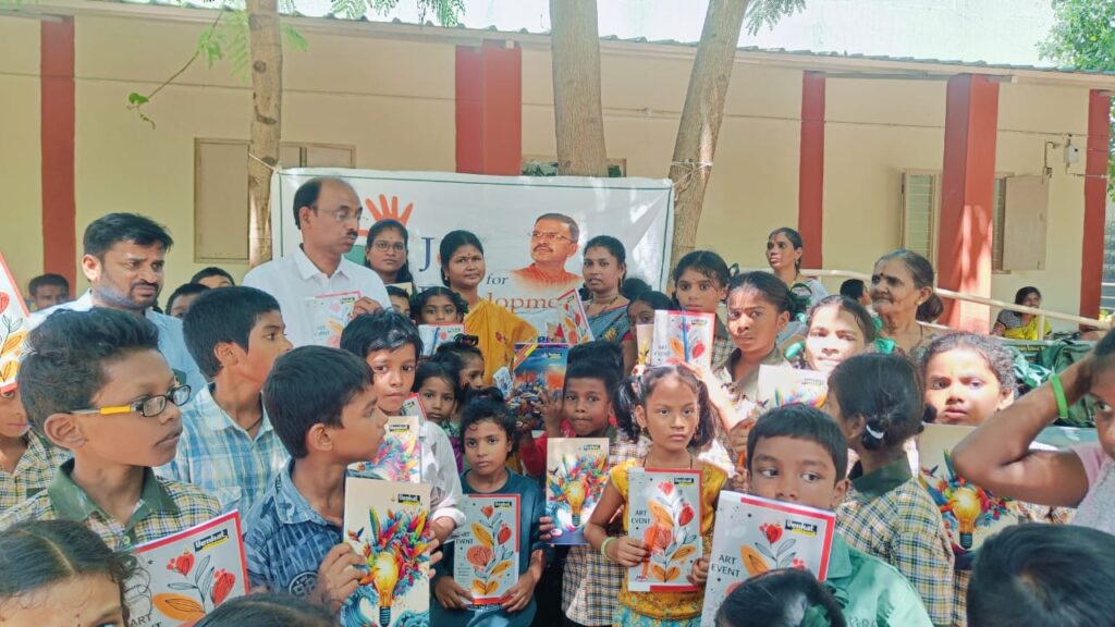 అనకాపల్లి G.V.M.C. ప్రైమరీ స్కూల్‌లో గురు పూర్ణిమ సందర్భంగా విద్యార్థులకు చిరు కానుకలు