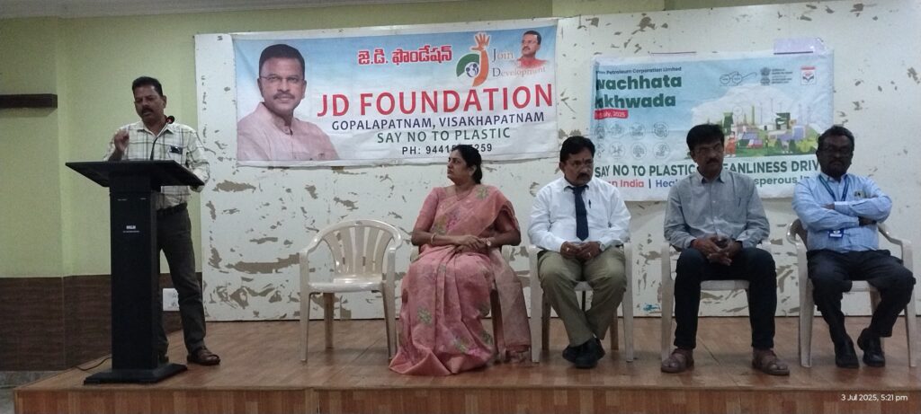 HPCL సహకారంతో విశాఖపట్నంలోని మాధవధార లాన్సమ్ గ్రీన్ వద్ద గుడ్డ సంచులు పంపిణీ