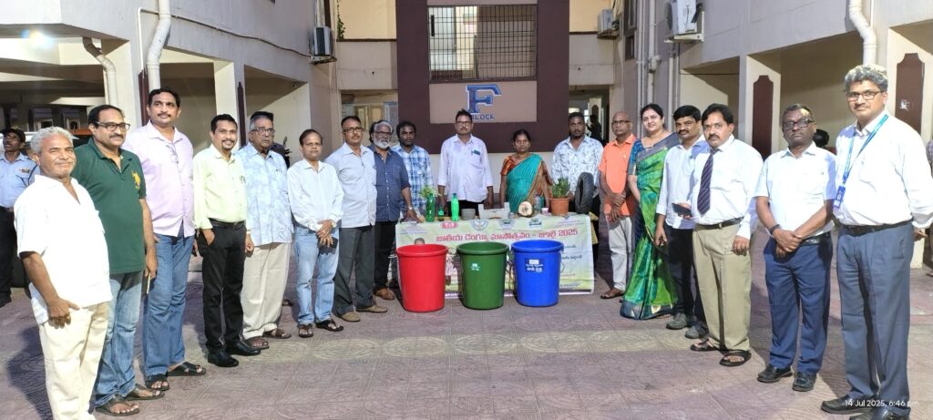 కంఫర్ట్ హోమ్స్ పురుషోత్తంపురం ప్రాంగణంలో అపార్ట్మెంట్ వాసులకు గుడ్డ సంచుల పంపిణీ