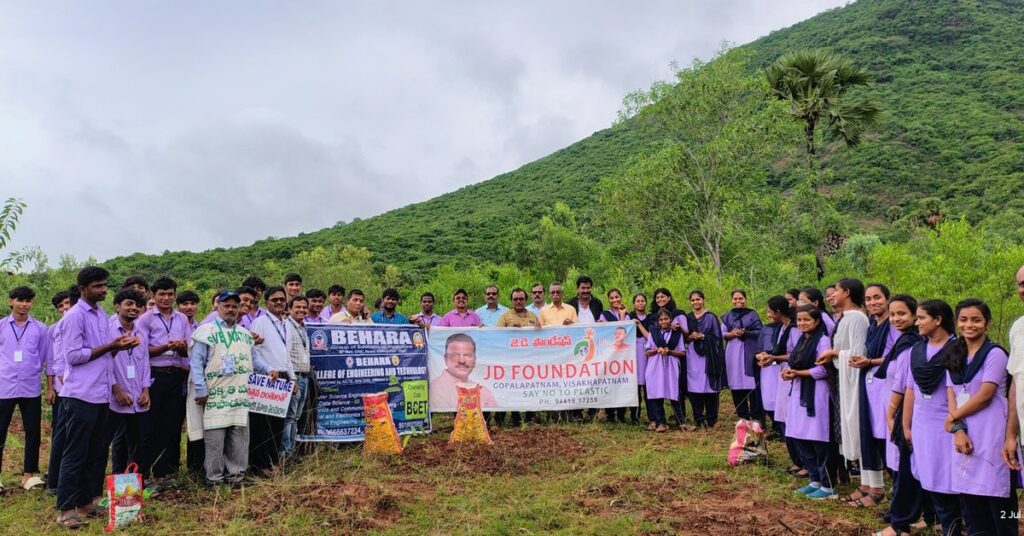 విత్తన బంతులు విసిరిన బెహరా ఇంజనీరింగ్ విద్యార్థులు