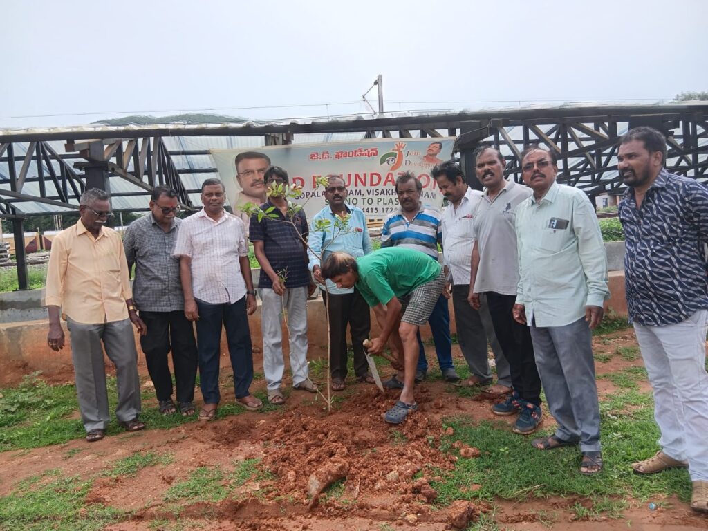విశాఖపట్నం 89వ వార్డు చంద్రానగర్ వద్ద మొక్కలు నాటిన జేడీ ఫౌండేషన్ సభ్యులు