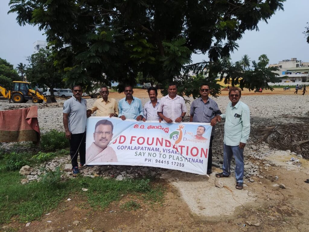 చంద్రానగర్ మైన్ రోడ్డులో ఐదు సంవత్సరాల క్రితం నాటిన మొక్క నీడలో జేడీ ఫౌండేషన్ సభ్యులు