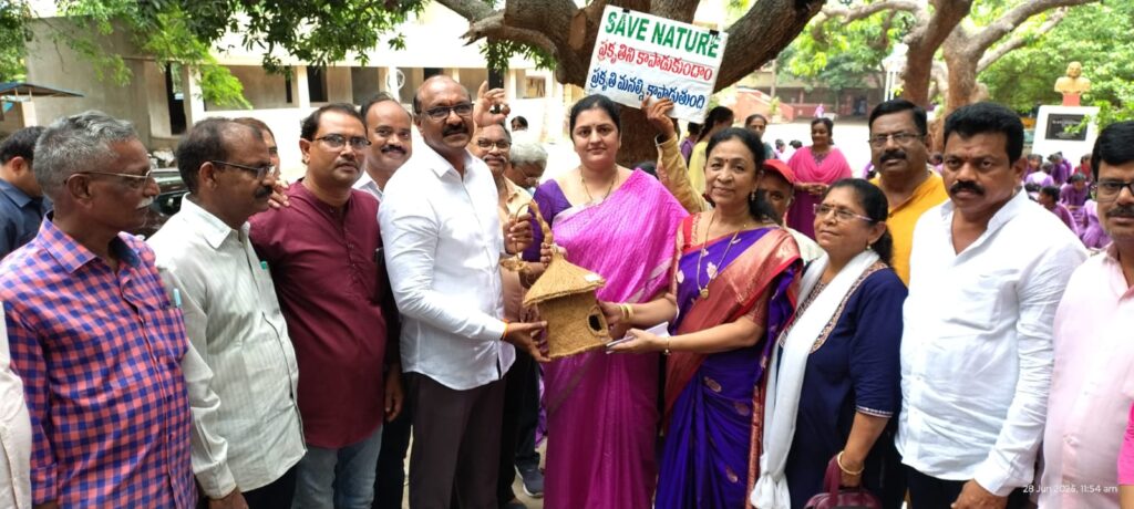 విత్తన బంతులు తయారు చేసిన విశాఖపట్నంలోని గోపాలపట్నం జిల్లా పరిషత్ ఉన్నత పాఠశాల బాలుర & బాలికల విద్యార్థులు