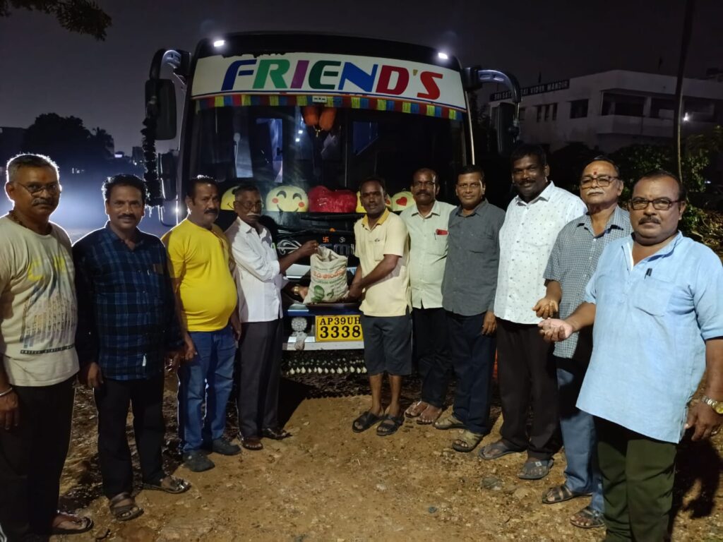 తీర్థ యాత్రలో విత్తన బంతులను విసిరిన జేడీ ఫౌండేషన్ సభ్యులు