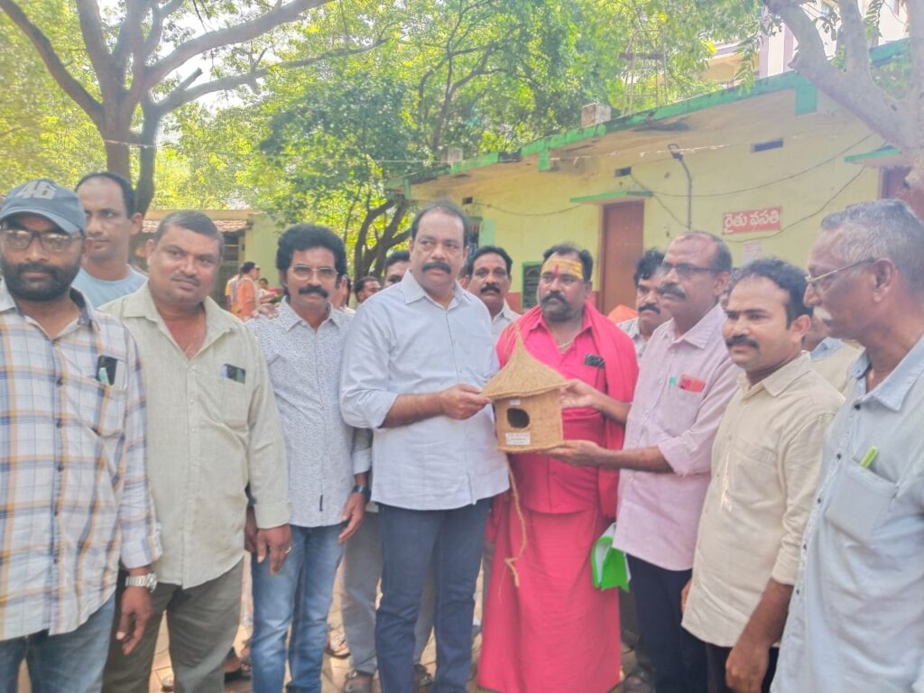 విశాఖపట్నం గోపాలపట్నం రైతు బజార్ లో చేతి సంచులు పంపిణీ