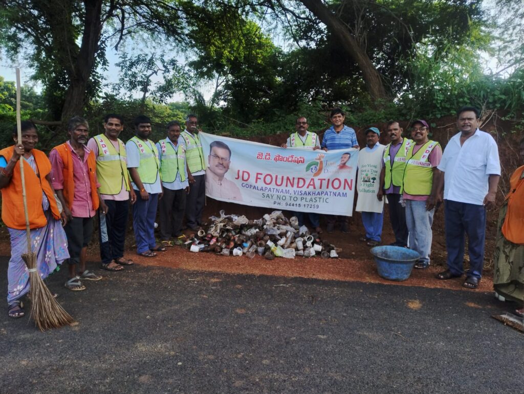 విశాఖపట్నం కొత్తపాలెం చెరువు గట్టు ప్రాంతంలో గాజు సీసాలు, ప్లాస్టిక్ వ్యర్థాల ఏరివేత