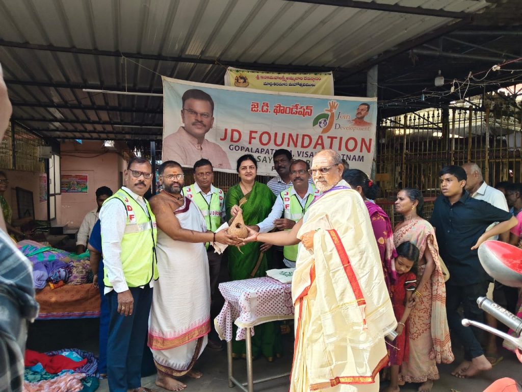విశాఖపట్నంలో ఆలయ ప్రాంగణంలో భక్తులకు పర్యావరణ హితమైన వస్త్ర సంచుల పంపిణీ