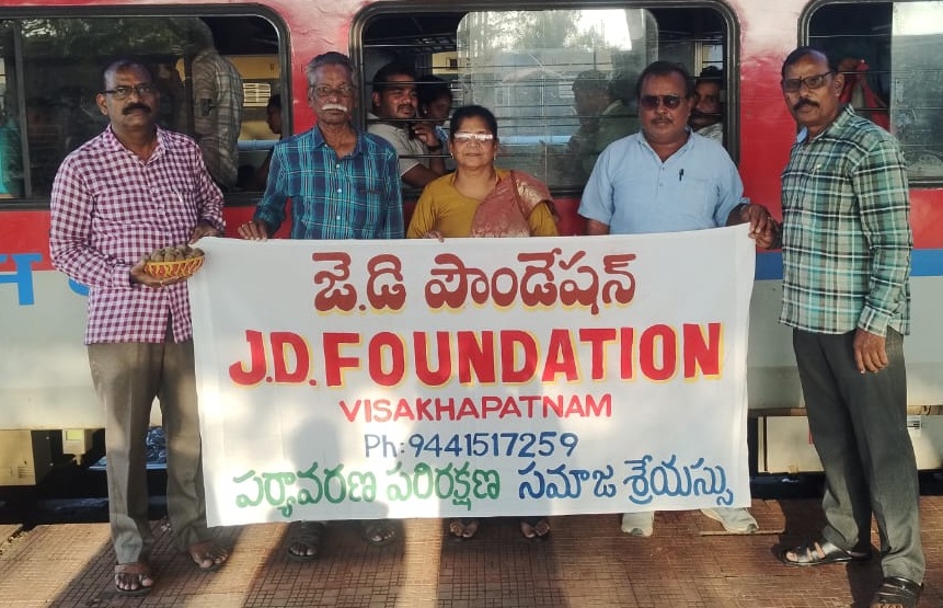 జేడీ ఫౌండేషన్ ఆధ్వర్యంలో విశాఖపట్నం రైల్వే స్టేషన్‌లో ప్రయాణికులకు విత్తన బంతుల పంపిణీ కార్యక్రమం