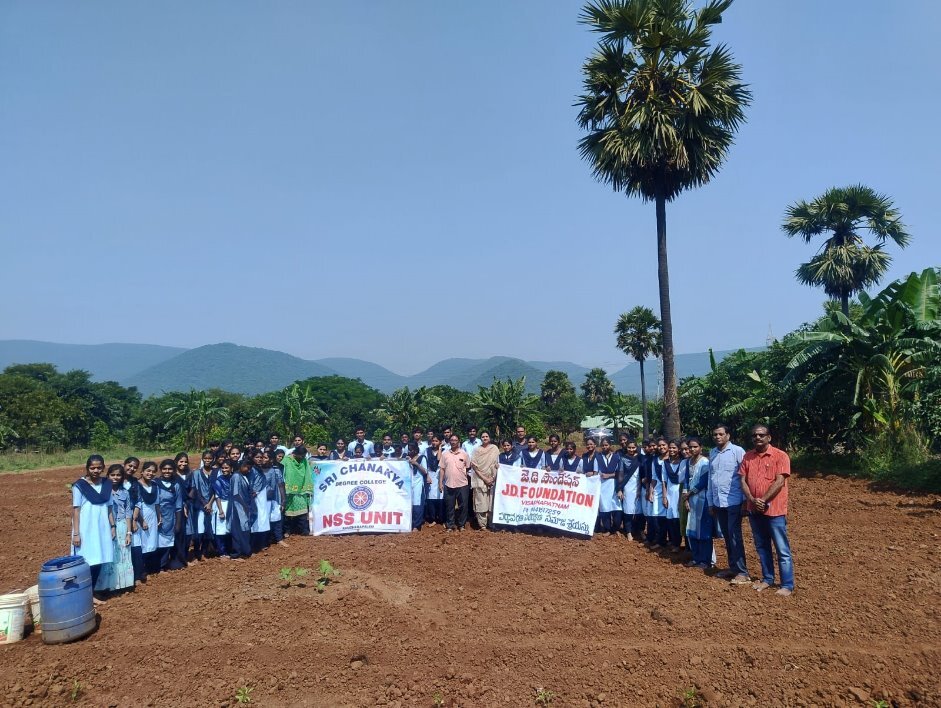 పొలంబాట పట్టిన విద్యార్థులు
