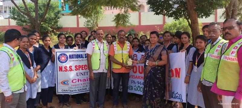 విశాఖపట్నం ఎన్ ఎస్ ఎస్ క్యాంప్ విద్యార్థులతో స్వచ్ భారత్ నిర్వహణ