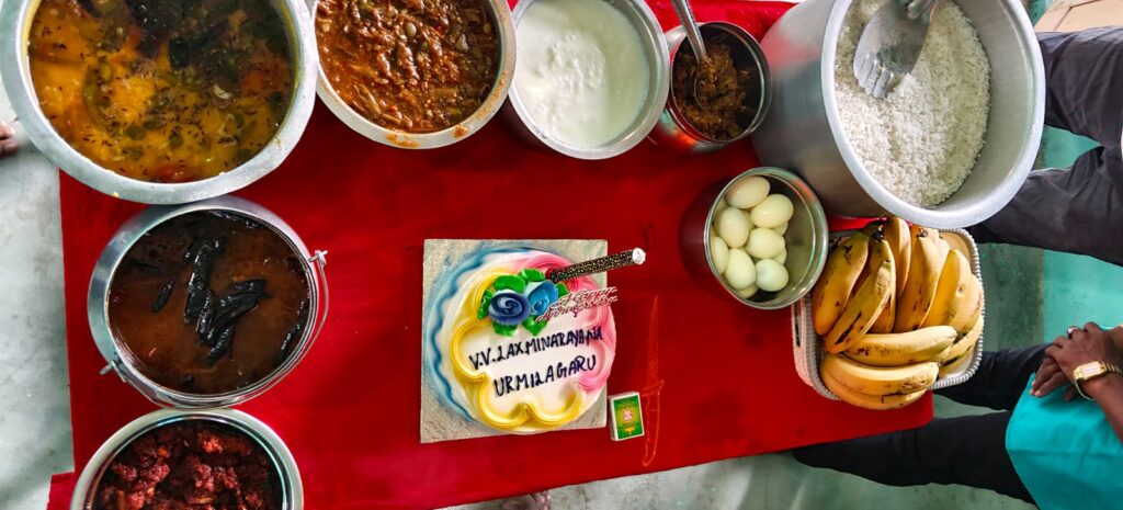 దివ్యాంగుల పాఠశాలలో అన్నదానం