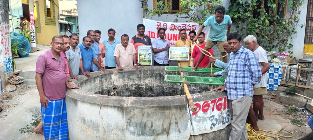 జేడీ ఫౌండేషన్ ఆధ్వర్యంలో వందలఏళ్ల నాటి బావిలో పూడిక తీసివేత