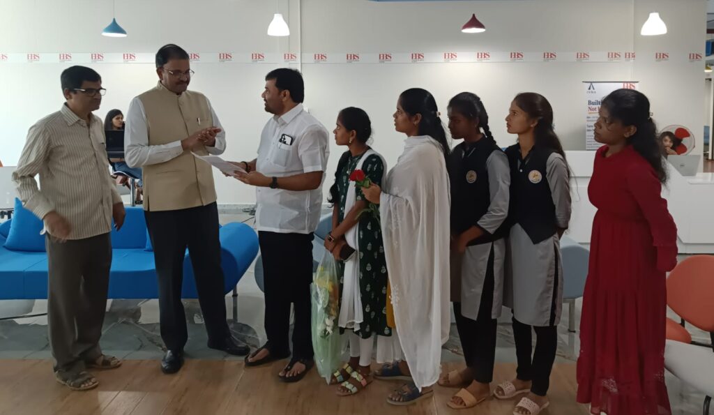 ఫౌండర్ శ్రీ జె.డి. లక్ష్మీనారాయణ గారి జన్మదినం సందర్భంగా విద్యార్థిని స్వాతికి ఉచిత ఇంటర్మీడియట్ విద్య
