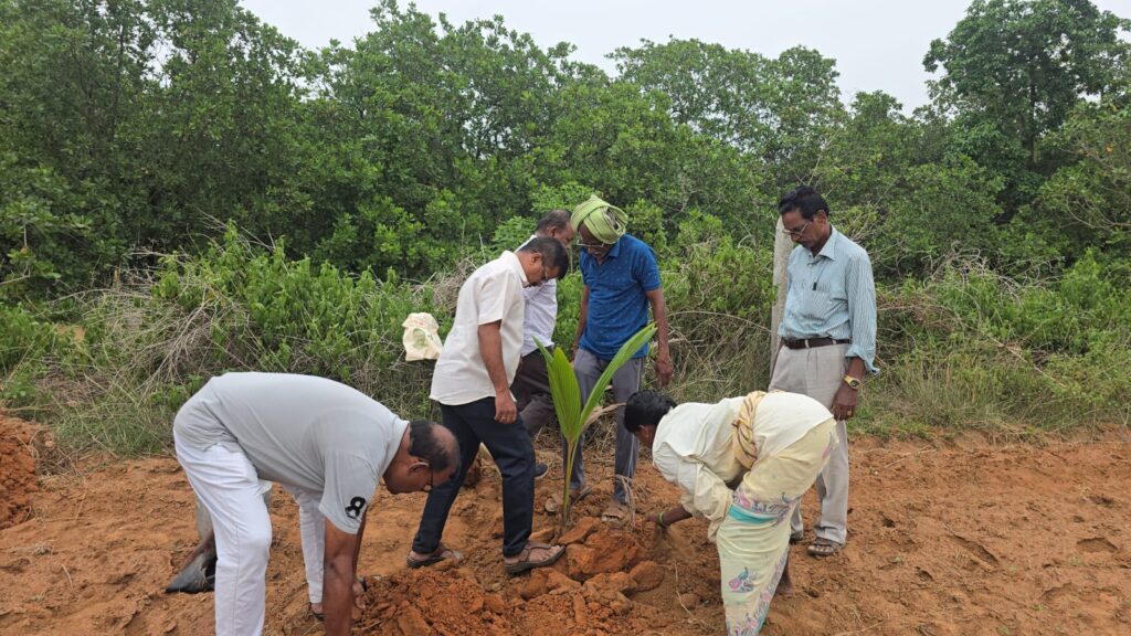 గోరపల్లి రైతు వ్యవసాయ క్షేత్రంలో పండ్ల మొక్కలు నాటే కార్యక్రమం