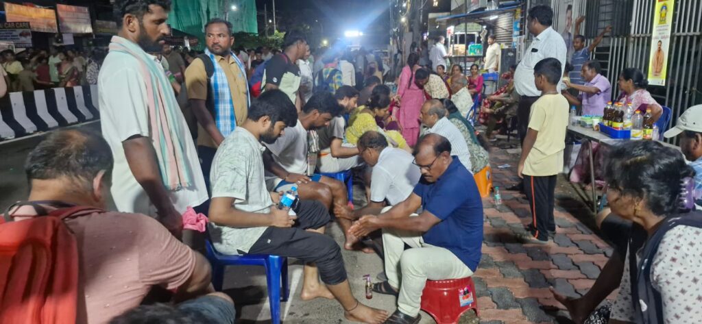 సింహాచలం గిరి ప్రదక్షిణలో భక్తులకు జేడీ ఫౌండేషన్ సభ్యుల సేవలు